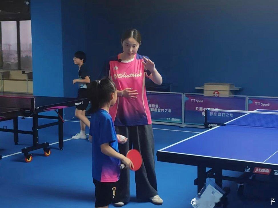 钱天一在自己开设的球馆指导小球员🏓📷cr·天一乒乓球 
