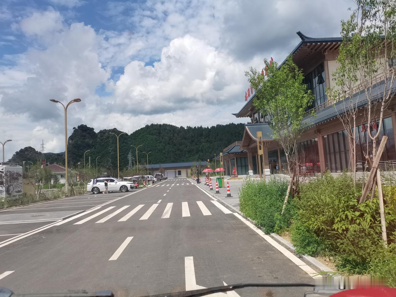 自驾G331来到长白县，这绝对是房车、床车车友的绝佳休整点。场地开阔，停车位充足