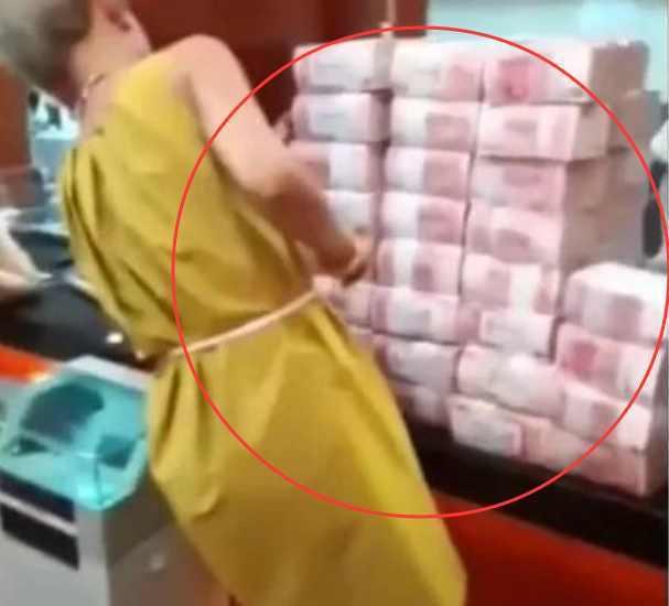一位穿旧棉袄的女子在柜台只取8元，却遭柜员嘲笑。她淡淡回应：“那就帮我取500万
