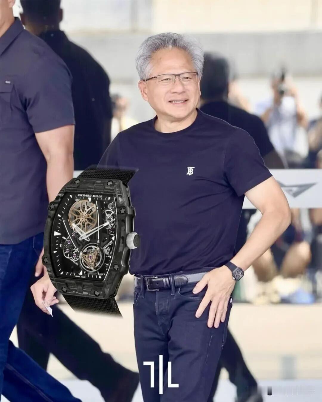 曾经标志性皮衣造型出圈的黄仁勋，如今彻底更换穿搭风格。此次韩国之行，他不再身着硬