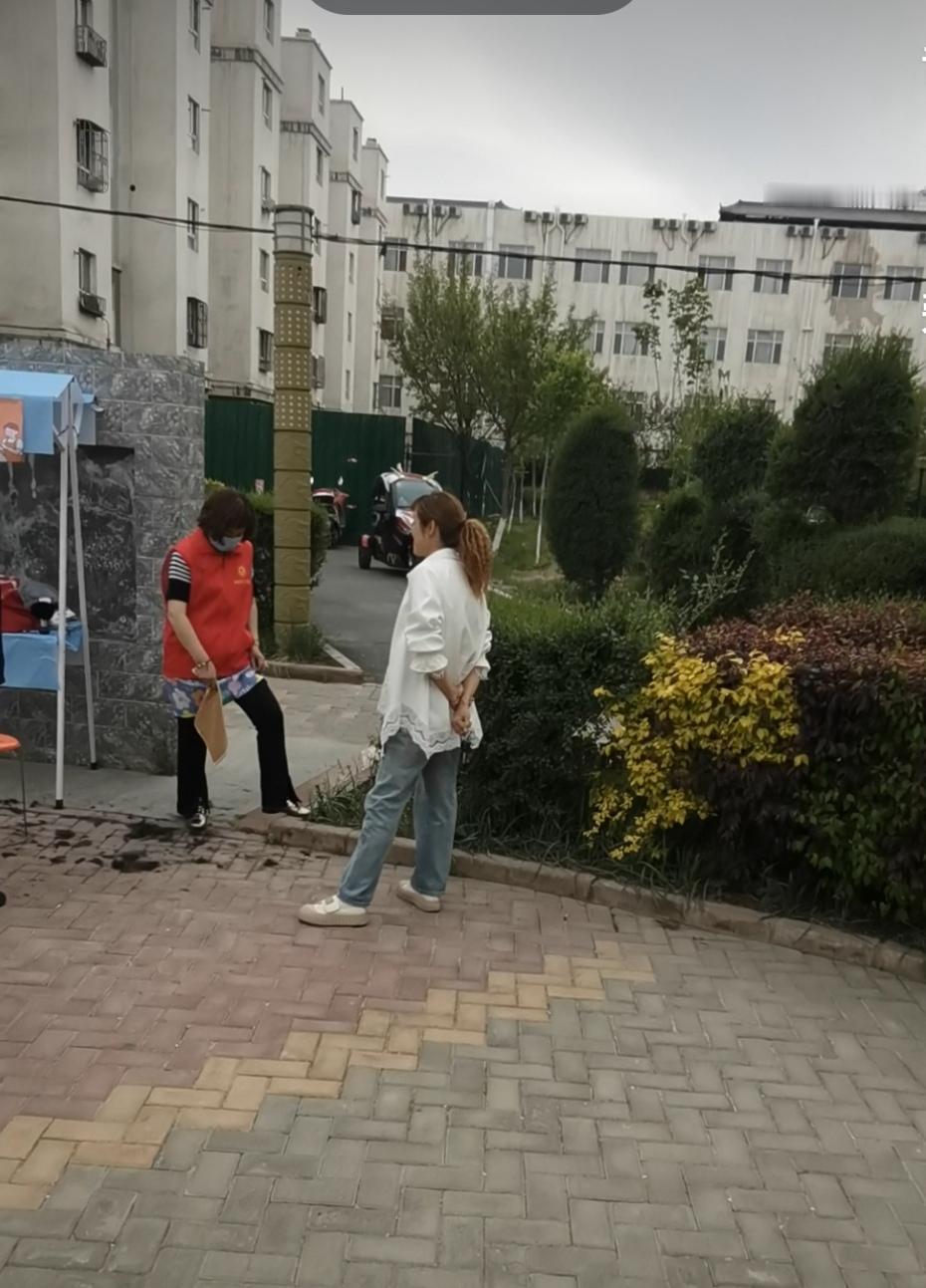上联：有茶有酒有兄弟；诚邀下联无风无雨无云彩。