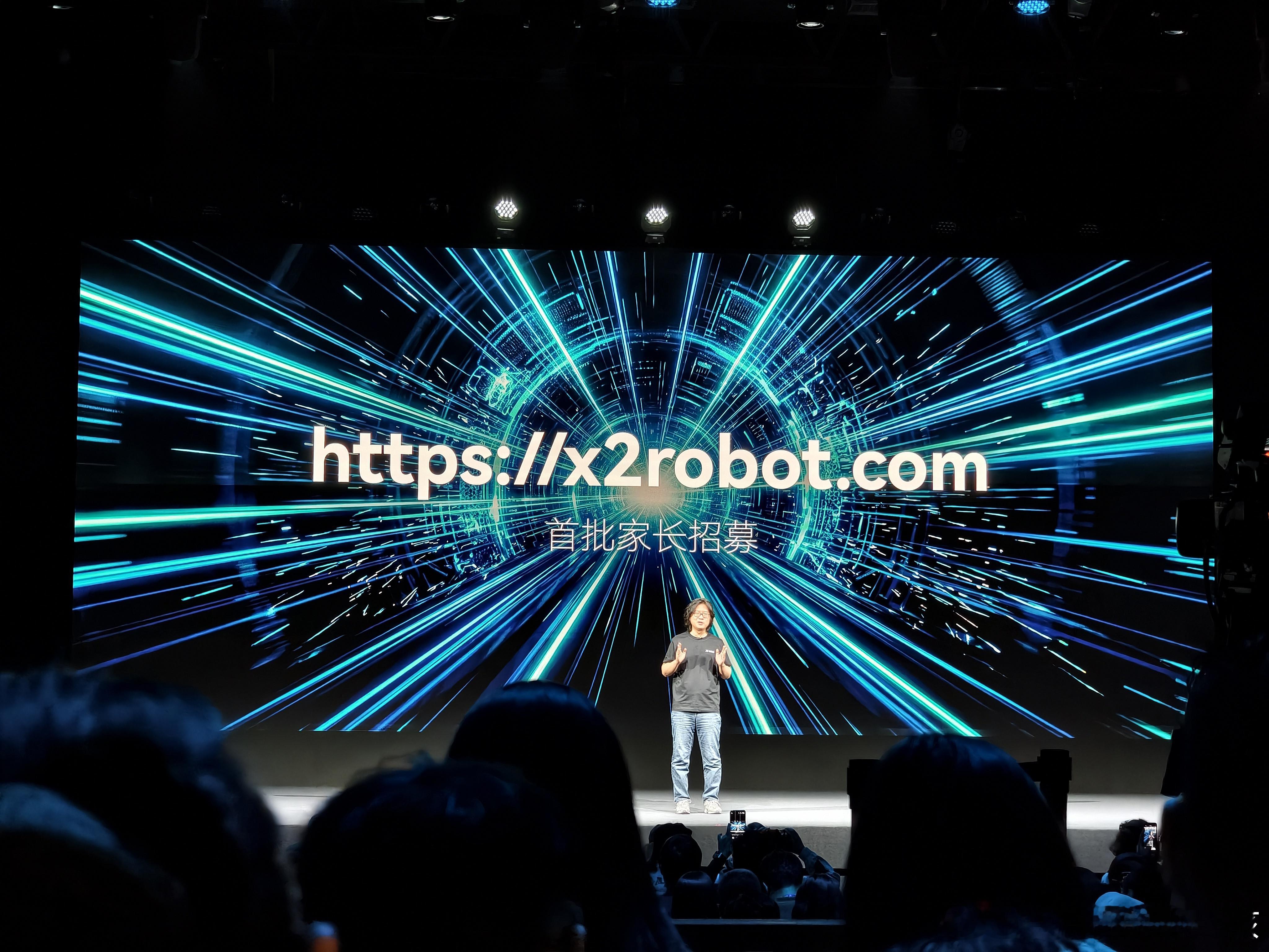 炸场！自变量机器人发布全球首个世界统一模型WALL-B，具身智能直接掀桌子了！5