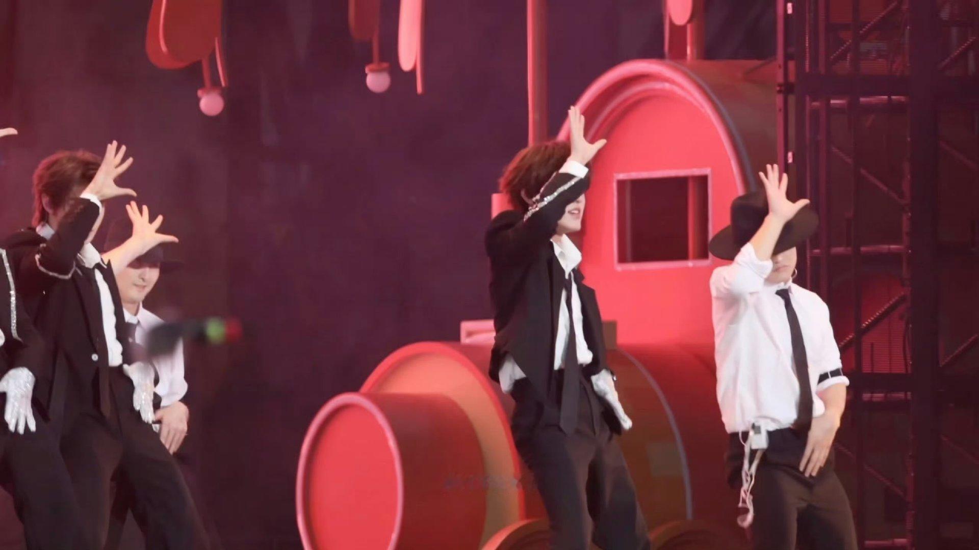 张泽禹大舌头版大舌头舞台看似轻松的舞台背后全是实力！张泽禹把《大舌头》唱得游刃有