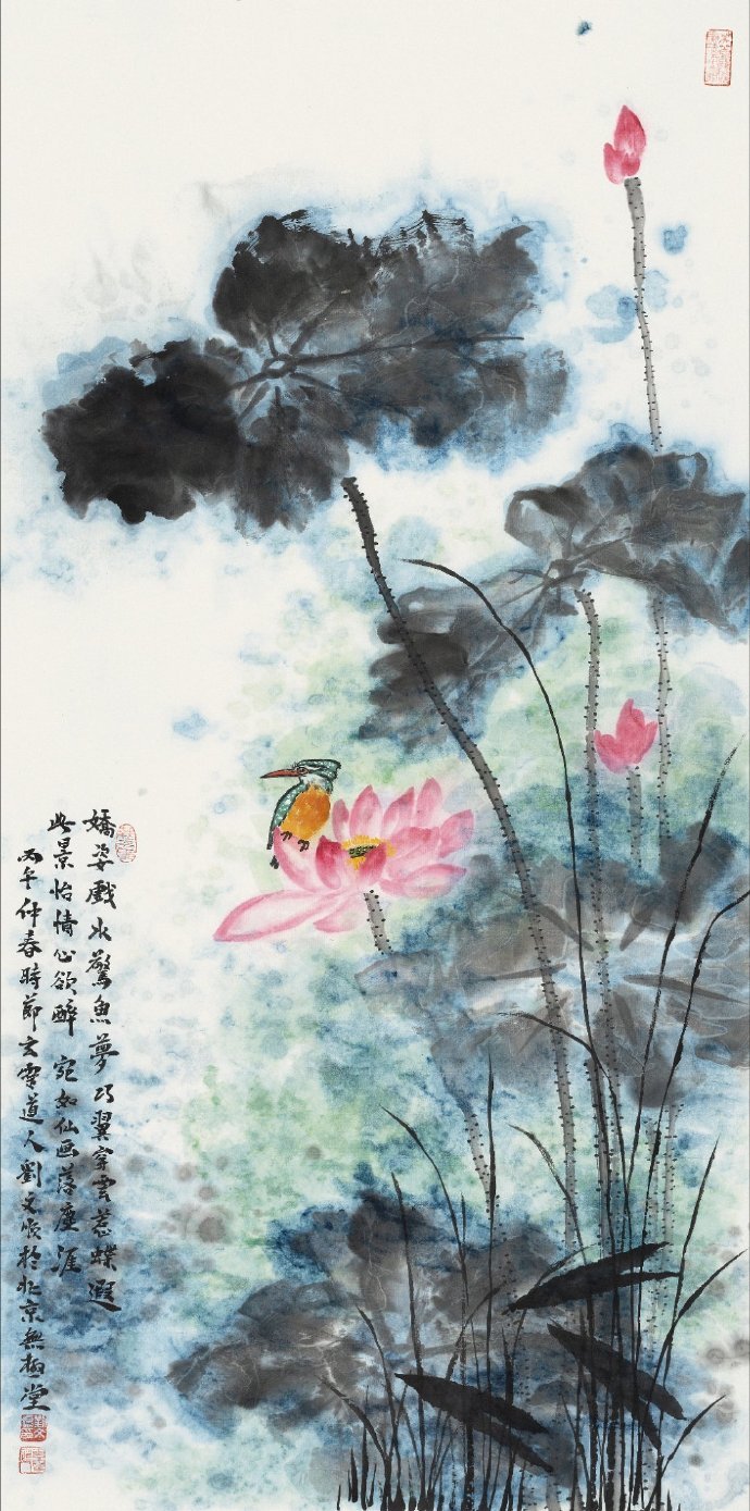 墨染青荷承露重，翠羽衔春破晓光。刘文顺老师以道家「阴阳和合」为笔意，浓墨荷叶藏坤