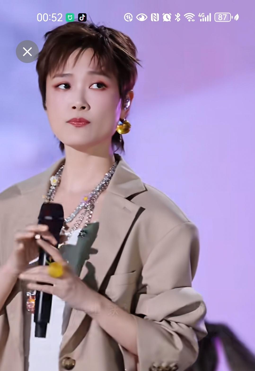 别的女明星随着年龄的增长渐渐变老。李宇春却越来越漂亮且有女人味了，这也许是不近男