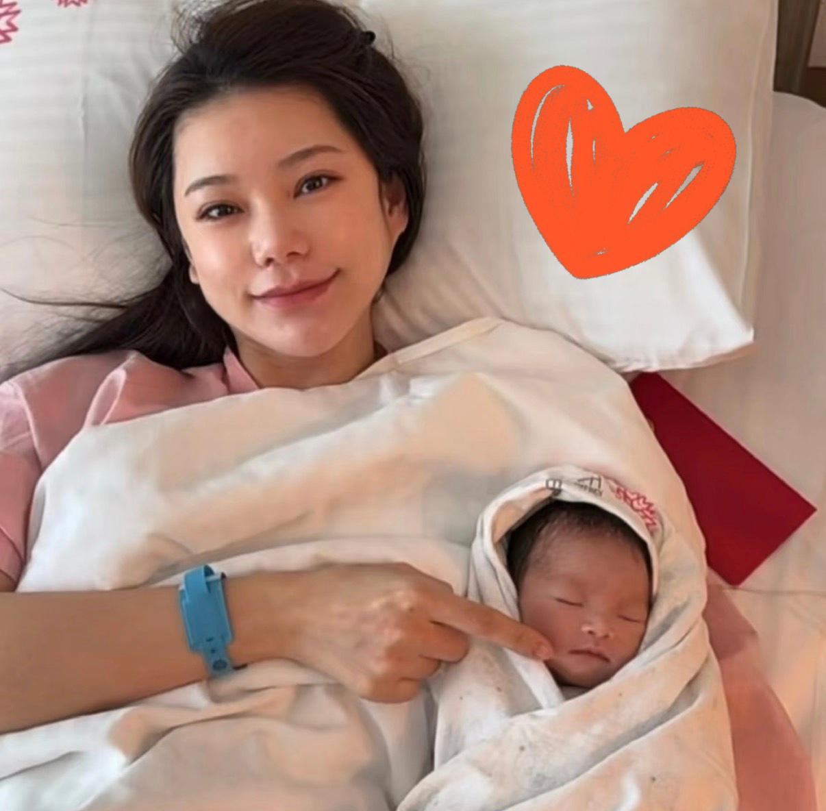 此时此刻最开心的人，
应该就是马筱梅和汪小菲了！
因为汪小菲又当爸爸了！
这次看