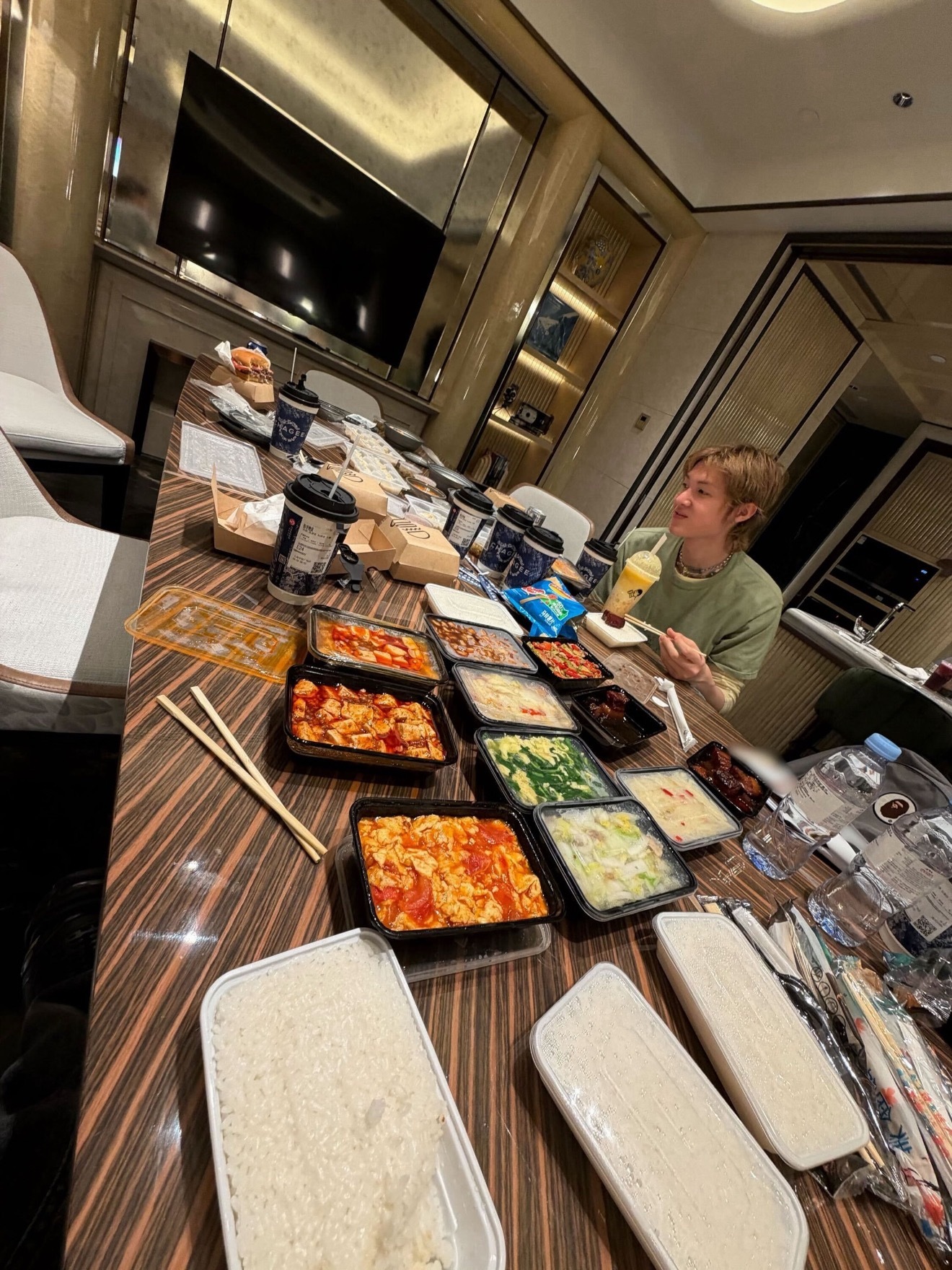 Martin马丁吸管都插反了还在那萌萌的笑 也是喝上喜茶了马丁见过人用吸管吗