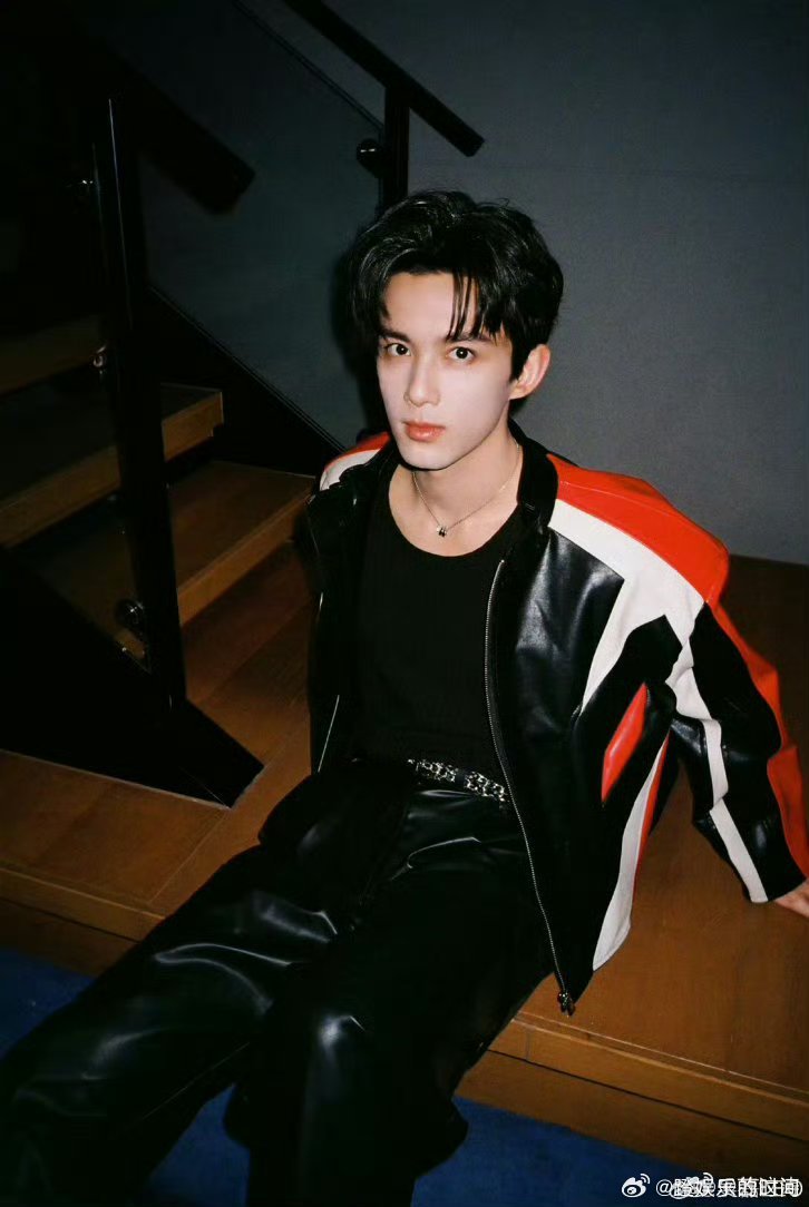 吴磊的双喉结 吴磊的双喉结真的很有辨识度，机车服造型帅气逼人，抬头瞬间氛围感十足