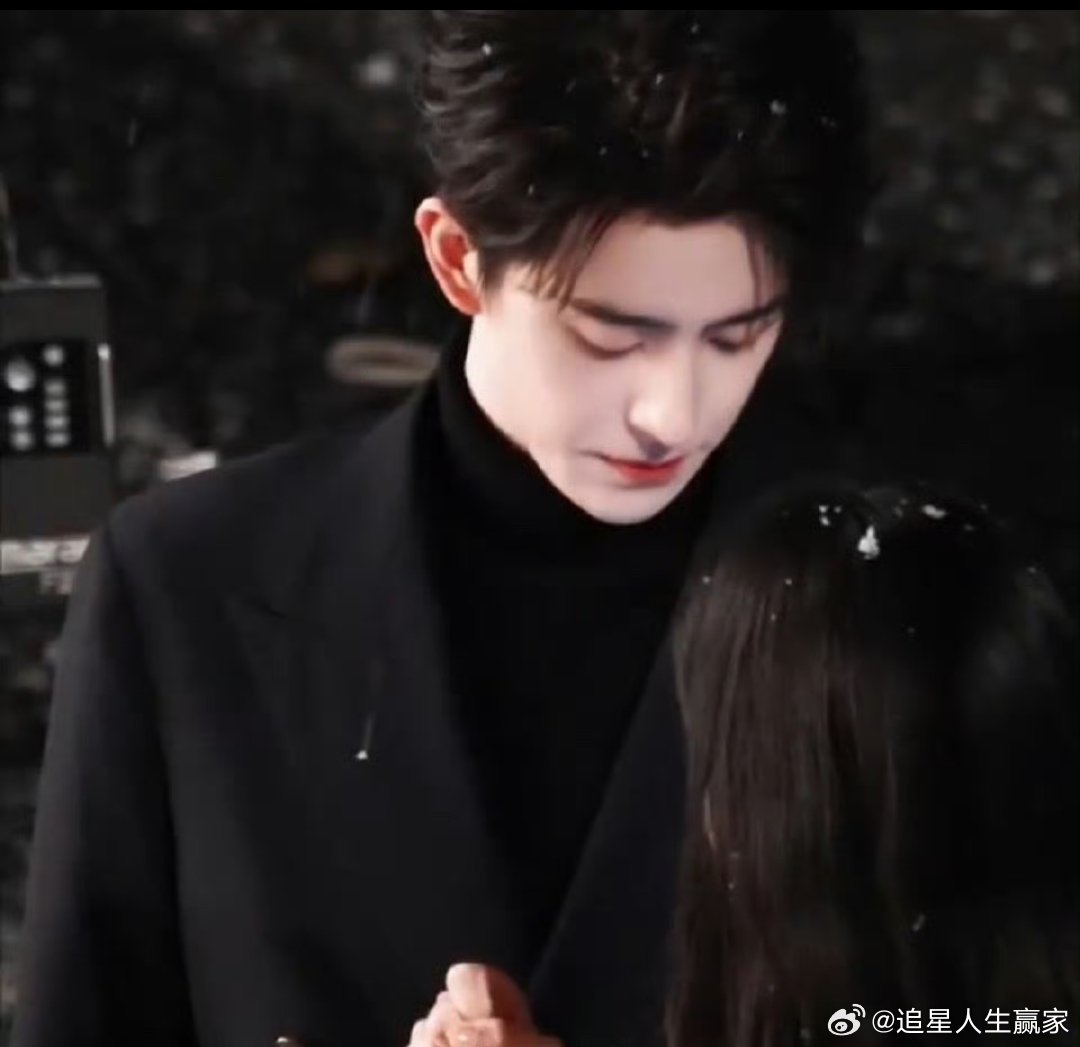 敖瑞鹏《不二之臣》路透，红丝绒西装，贵气总裁 