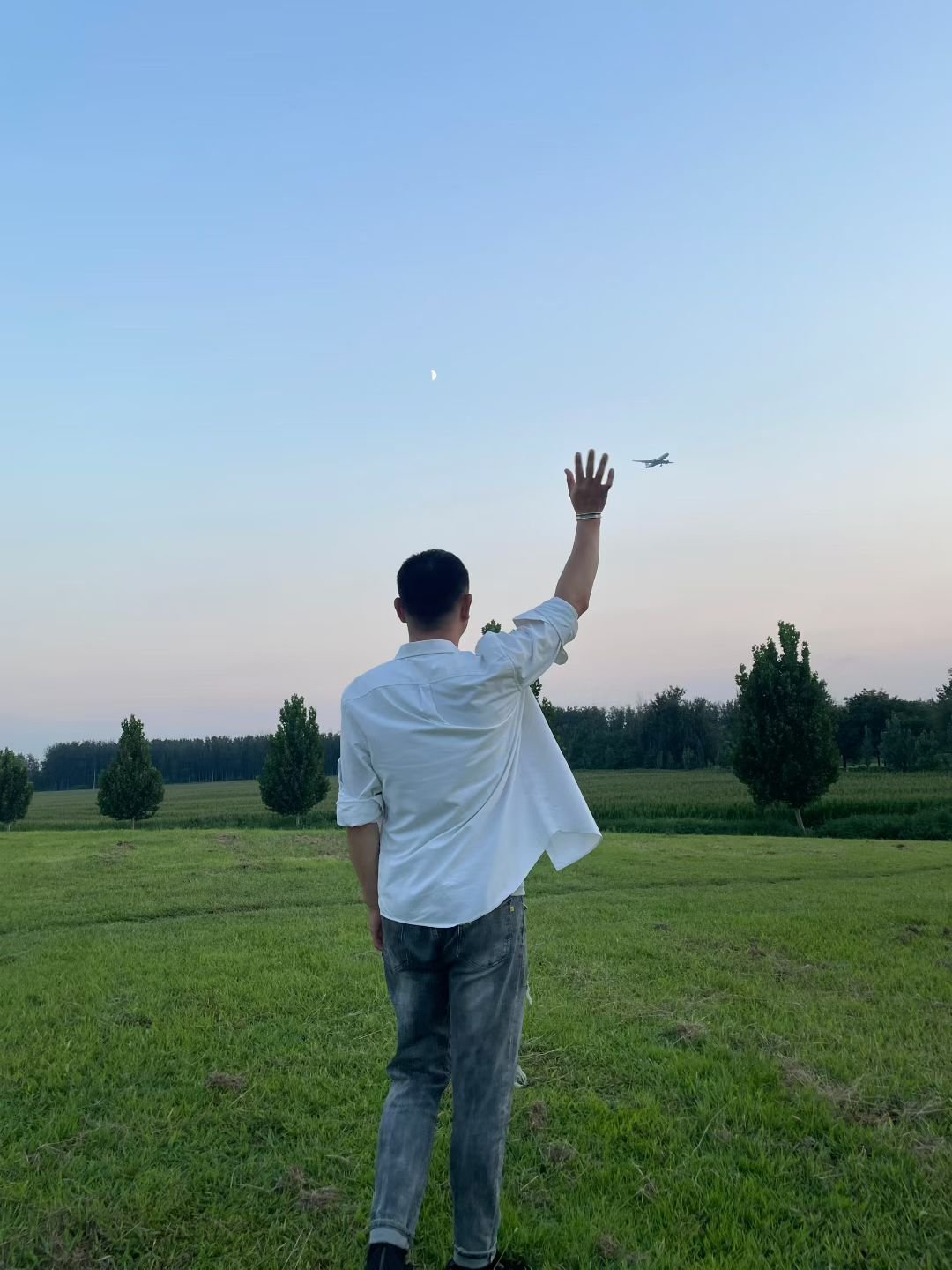 蝉鸣匿了夏才算真的散场了我对蝉说：下次见面，要等来年了蝉对我说：若能重逢，我已来