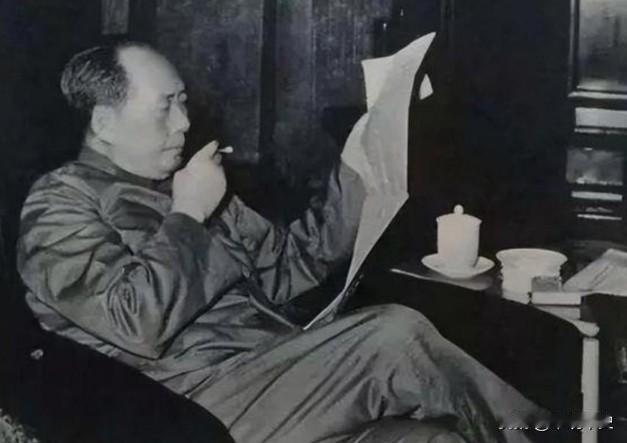 1956年，毛主席接见徐州地委书记时，忽然问他：“四”下面加个“南”是什么字？地