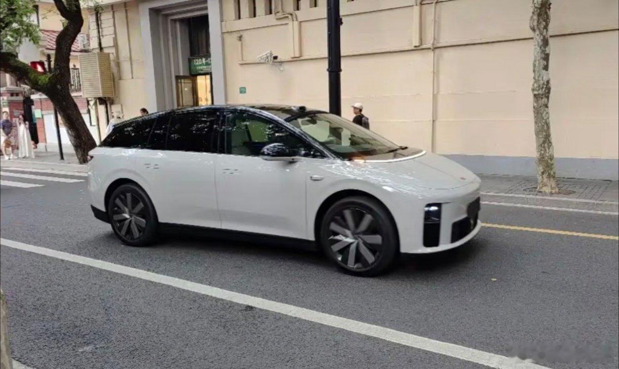 理想i6实车现身，它的造型很个性化，整车很像MPV，但是理想i6是一款五座中大型