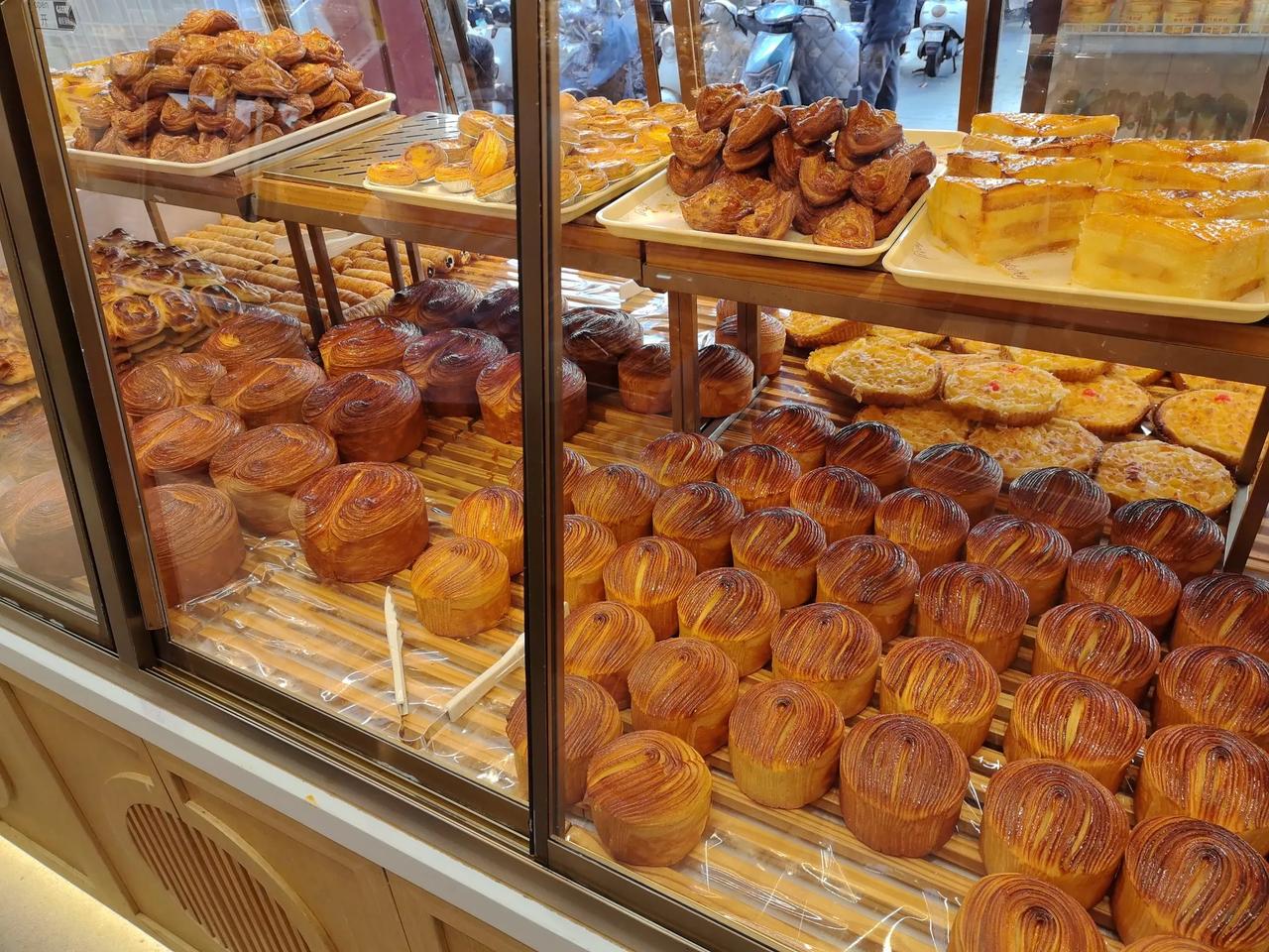 昆明的糕点店还是多呢，嘉华、冠生园、桂美轩等等，比名气这家味仟多可能差点，但是讲