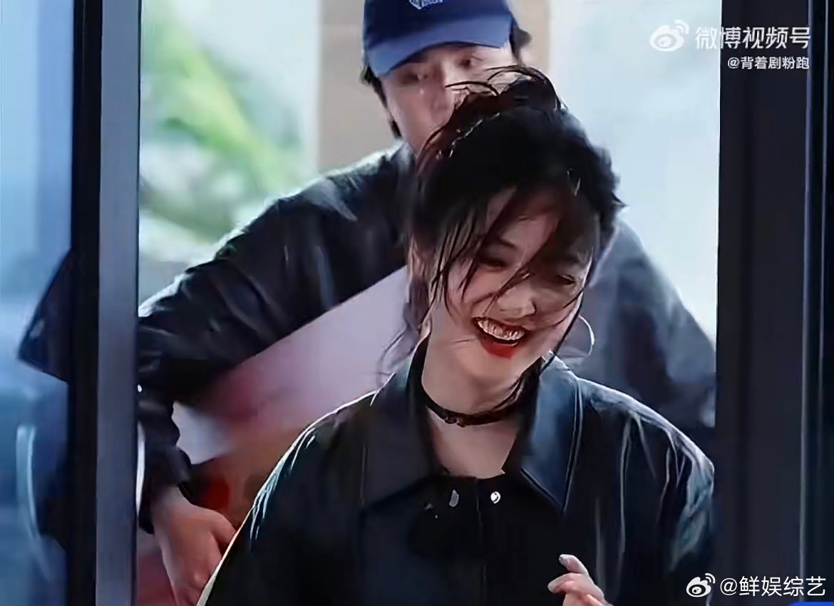 沈月吹风完全偶像剧女主 沈月录综艺拍出偶像剧质感，门口吹风发丝轻扬，笑容明媚治愈