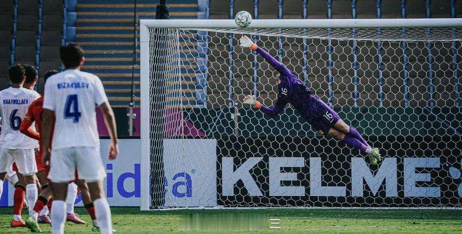 扫堂腿不给牌，故意手球还不给，这裁判没带牌？U23国足vs乌兹别克斯坦