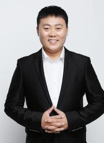 同为草根刘大成为何红不过朱之文

刘大成是一位草根歌手，嗓音不错，能模仿多位歌唱