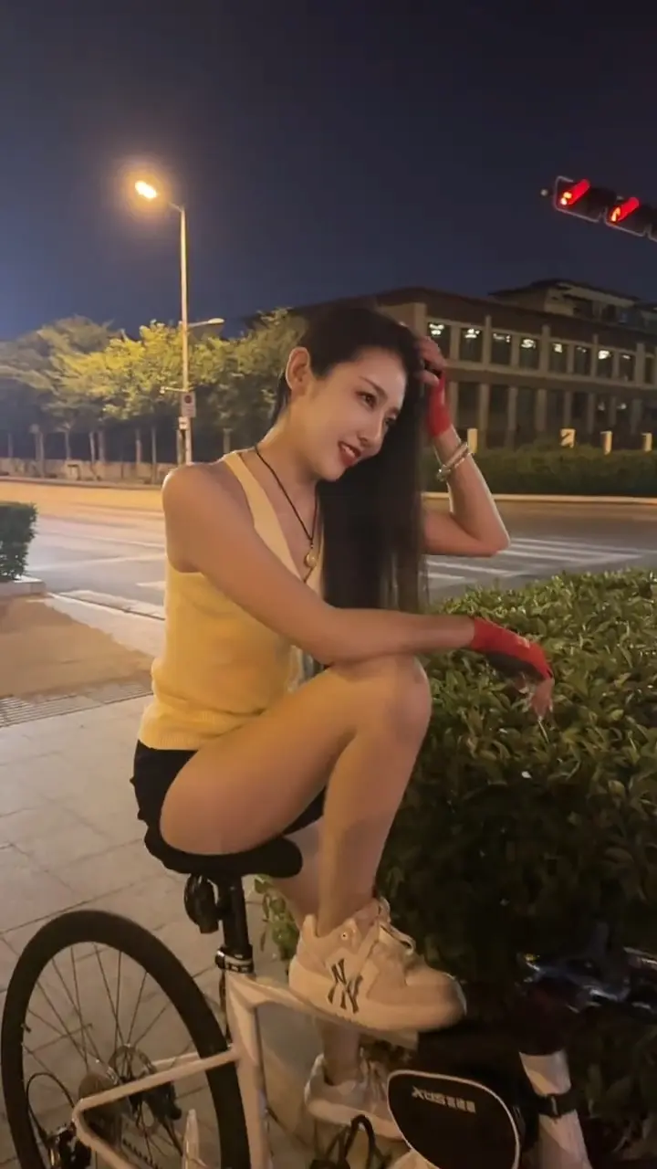 其实他欠了一屁股债，但是只要是你想要的，他都尽量满足你，可是现在你走了...