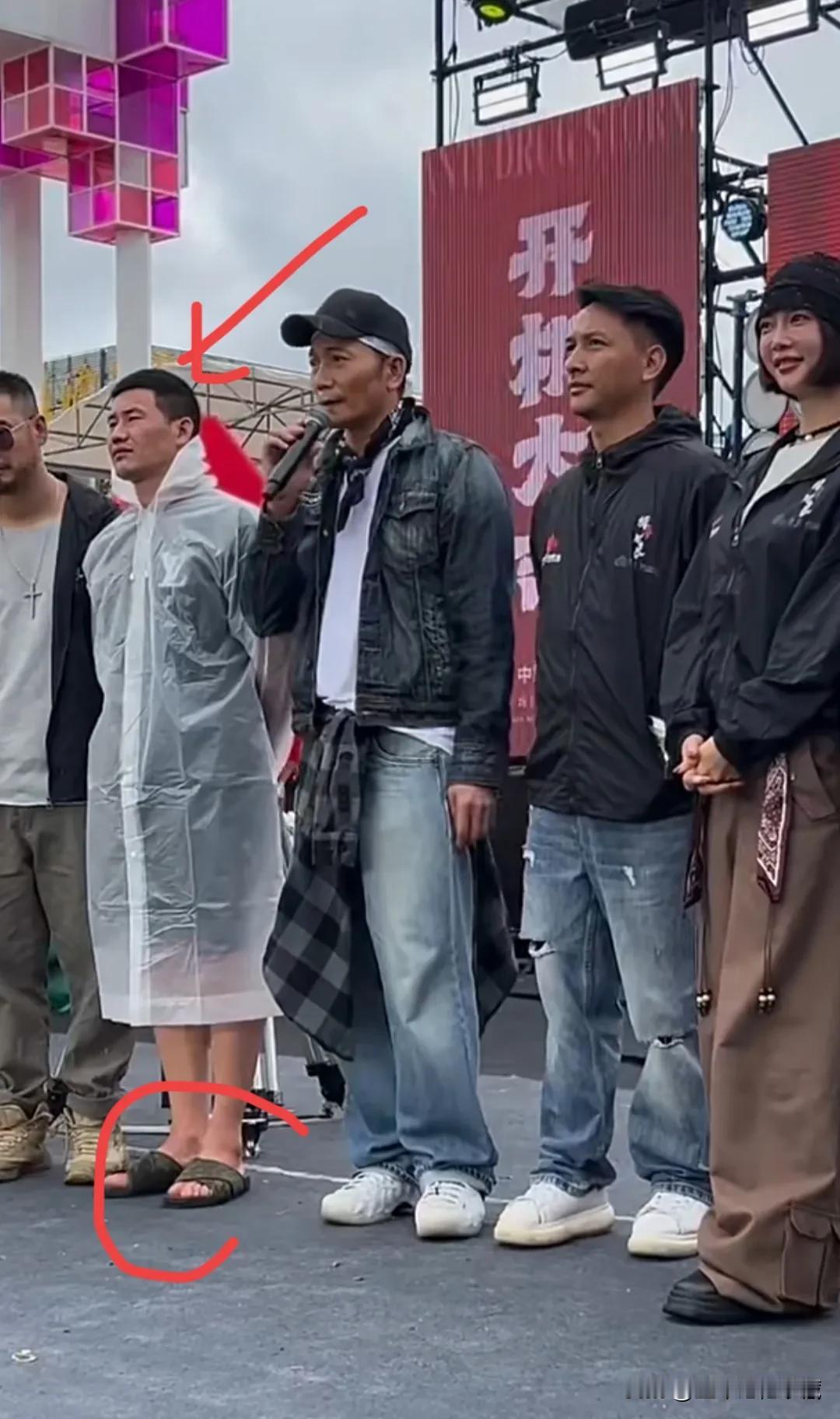 最强反派爱国硬汉艺人邹兆龙近日出席《缉毒风暴》开机仪式！已经58岁的邹兆龙身材依