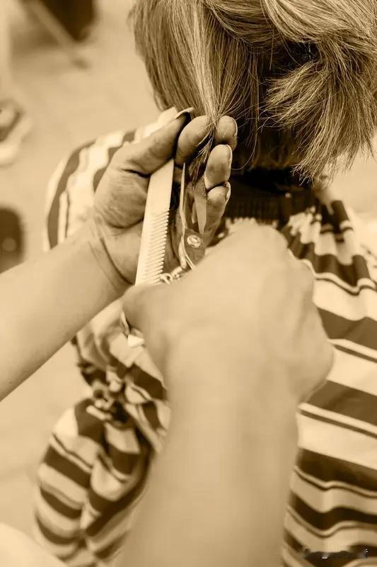 重庆垫江一中教师不当管教事件（强制理发）引发热议，校方通报涉事教师已被批评教育并