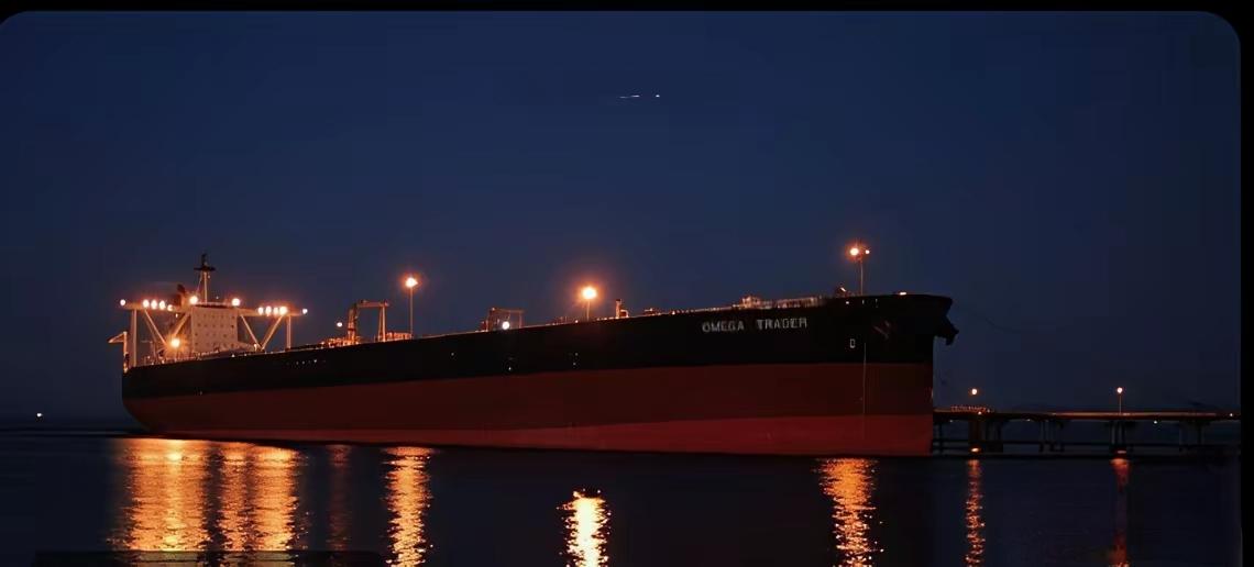 一艘载有200万桶原油的伊拉克油轮顺利驶过霍尔木兹海峡，伊朗主动放行，既是对友好