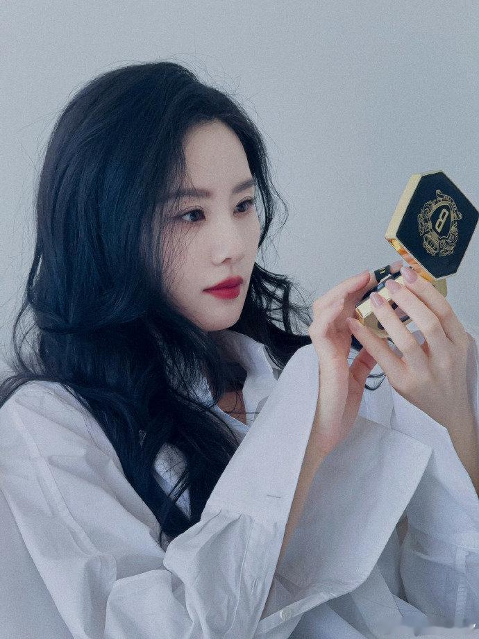 #刘诗诗冷感红唇妆# 刘诗诗冷感红唇妆，白衬衫好随性，秋冬look松弛感拉满#刘