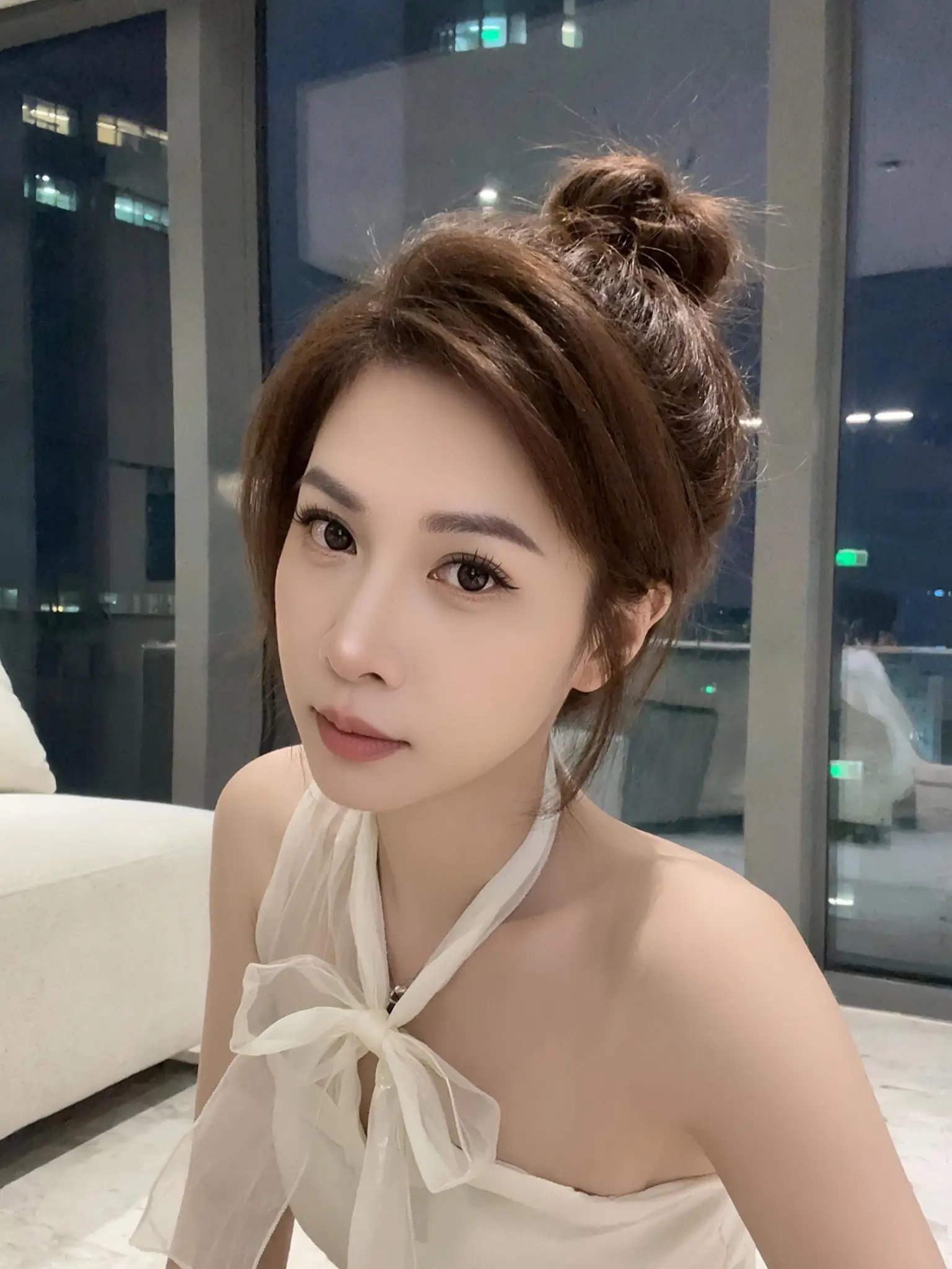 丸子头 白色吊带穿搭分享 扎头发 甜美御姐范儿 甜甜的御姐范儿