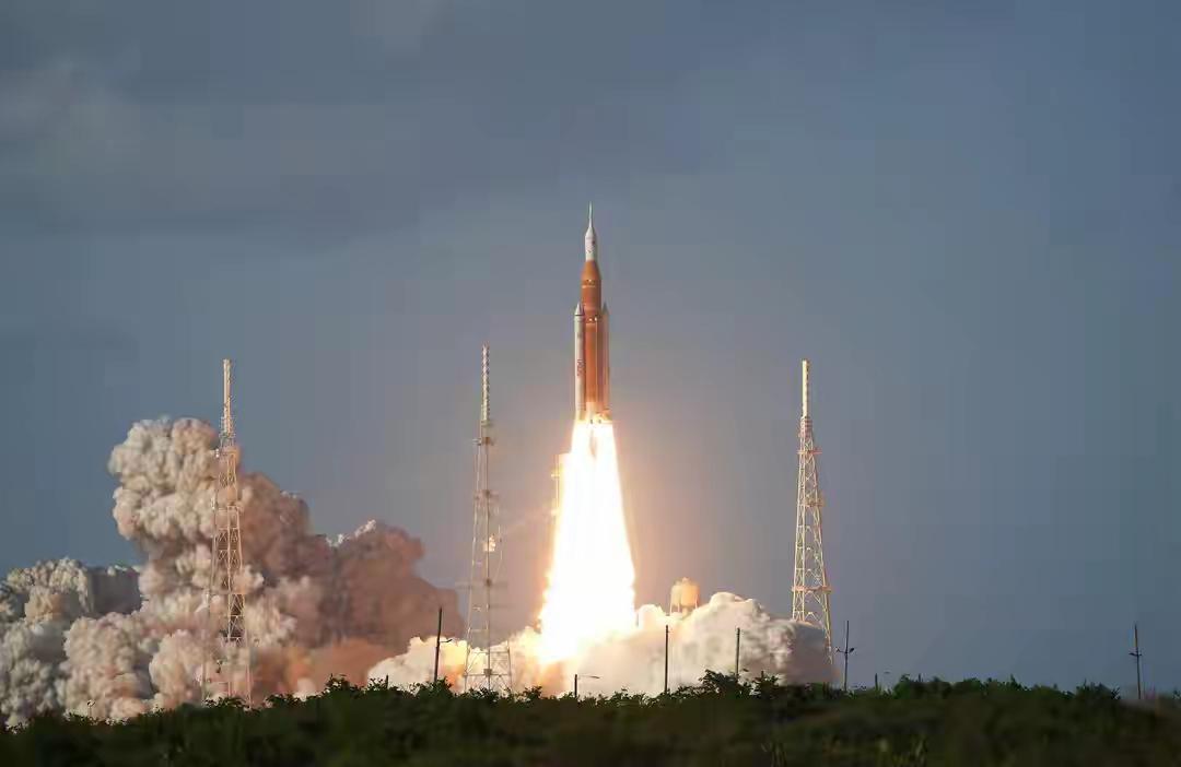 50年后，我们为何再次“绕月”？——阿波罗之后，人类终于学会把浪漫变成产业

