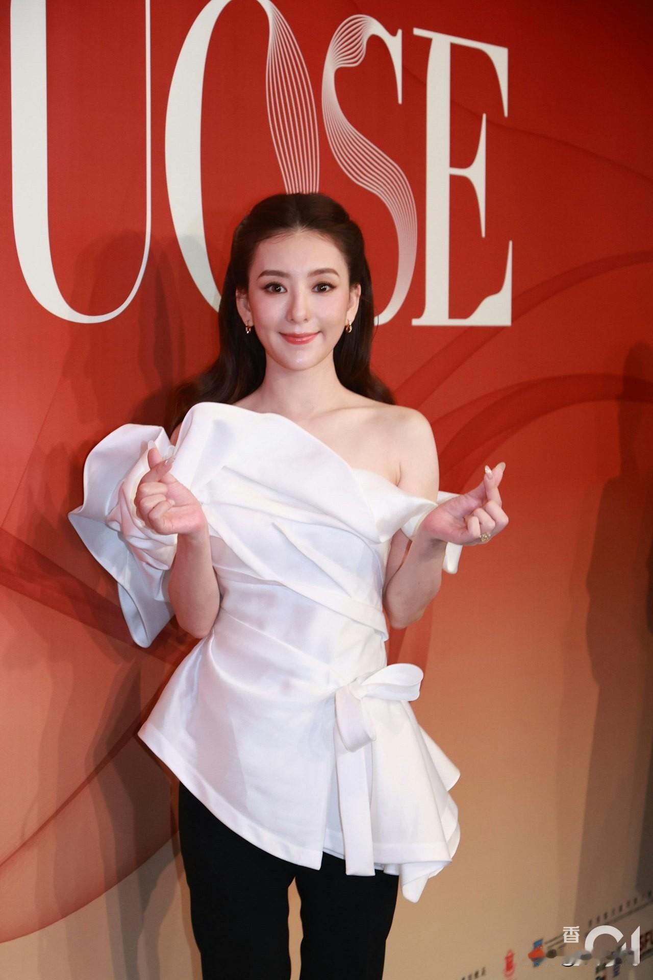 郭富城的太太方媛现身第三届“香港时装荟”，身穿了一套Vivian Luk的白色礼