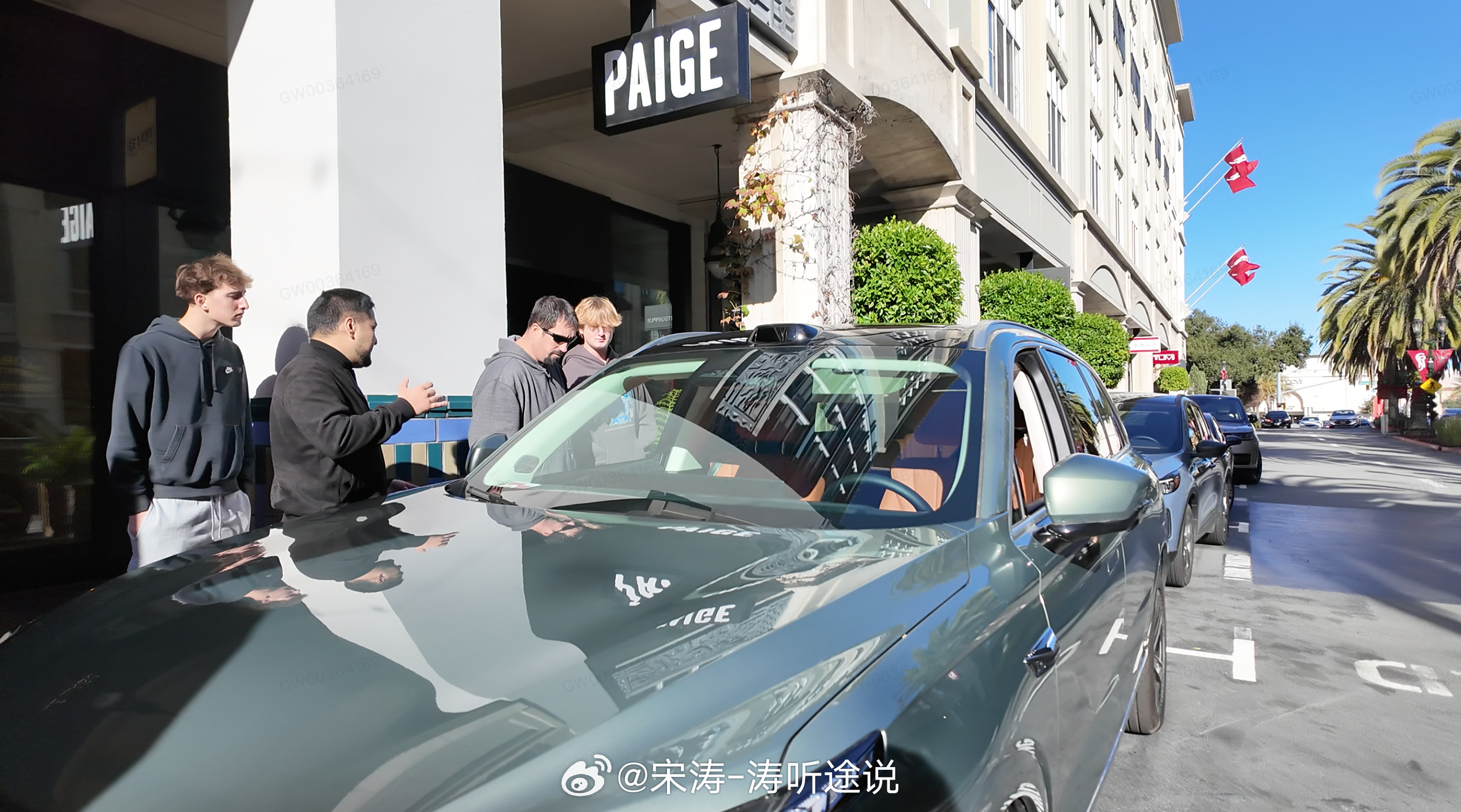 哈哈哈，老外霸座全新蓝山！舒享配置应有尽有：真影院、真冰箱、真沙发，真智能，真豪