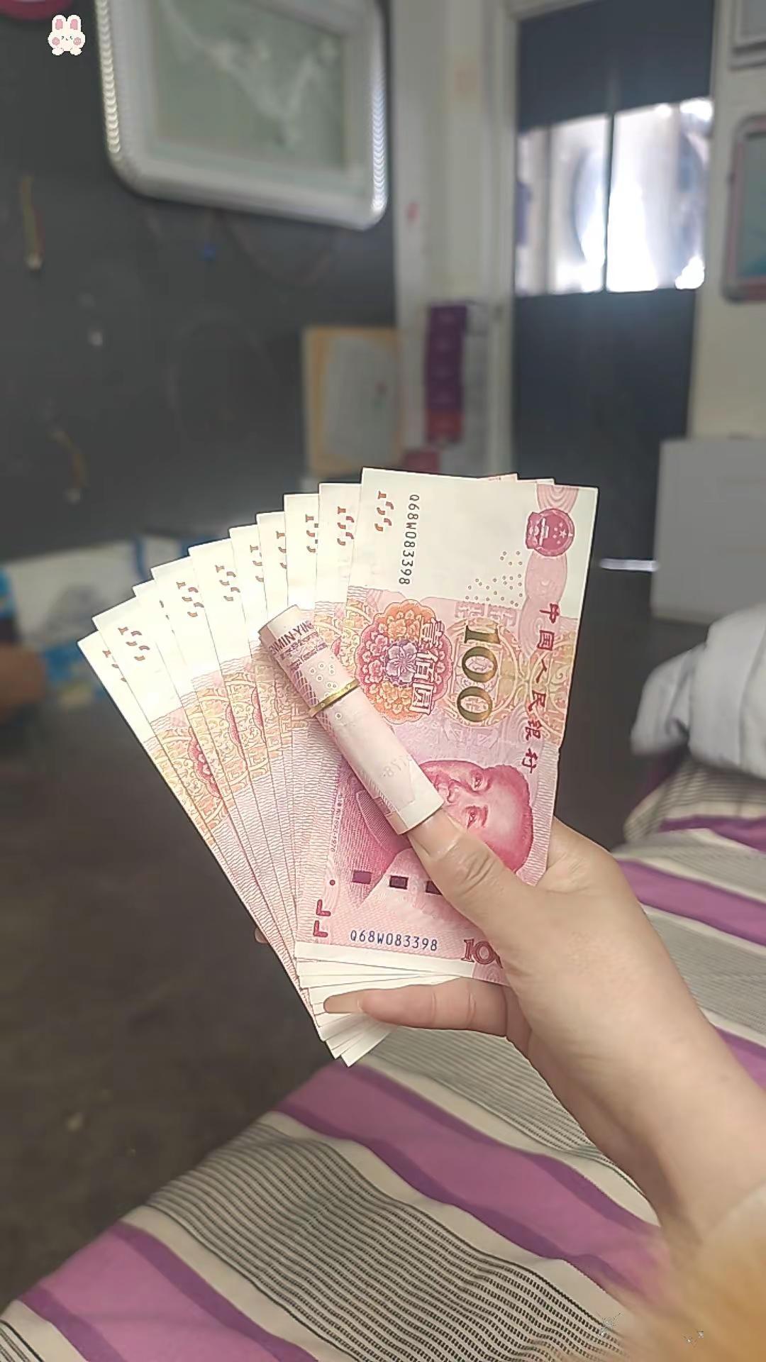 今年好好干，争取买件碎花裙也感受一下Polo衫的深情 别人用戒指套住了爱情我用戒