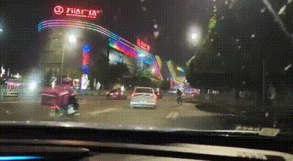 视频显示一个行人故意碰瓷，造成交通事故，从视频车角度看，这个行人一边走，一边寻找