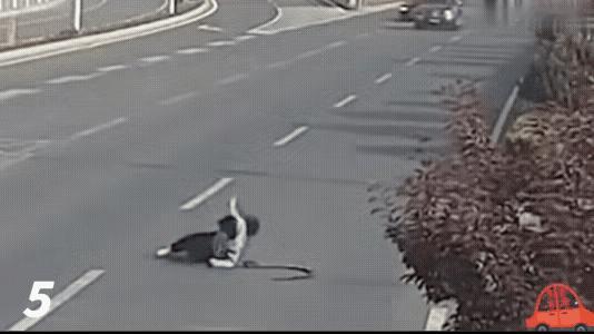 这种冒出来的行人或者电瓶车，即使舒马赫也逃不掉躲不开吧