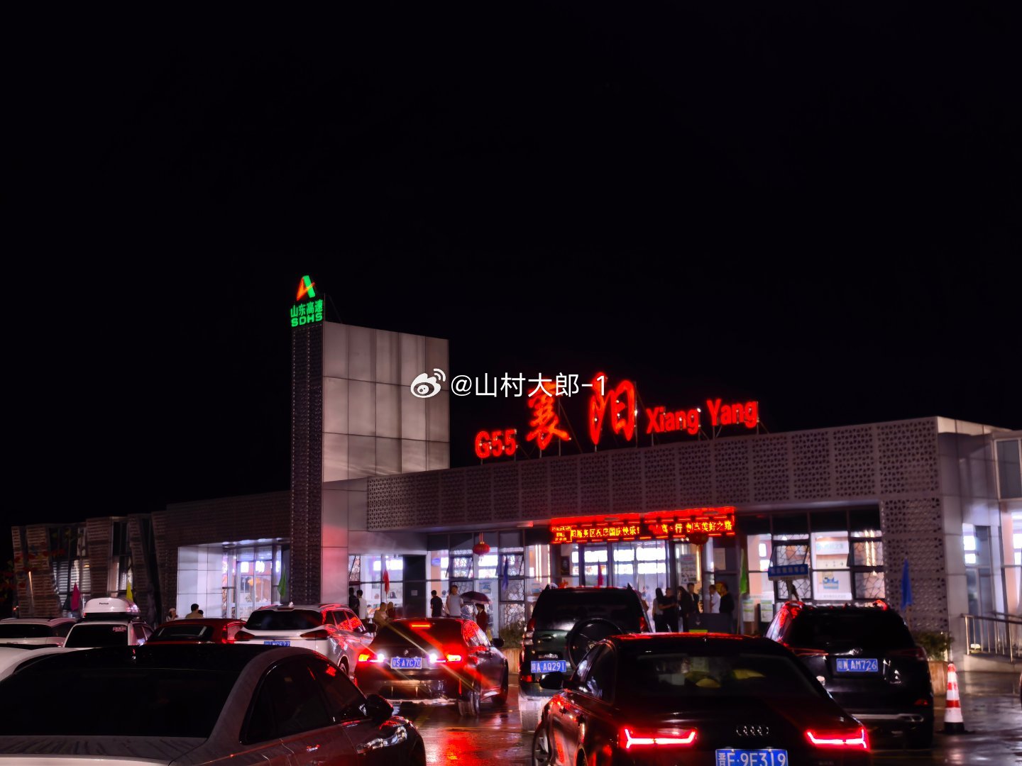 下好大的雨，看来今晚得住郑州了！[嘻嘻]  ​​​
