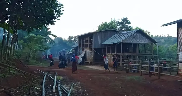 缅甸小镇一女子被村民指控不检点，住所被村民破坏