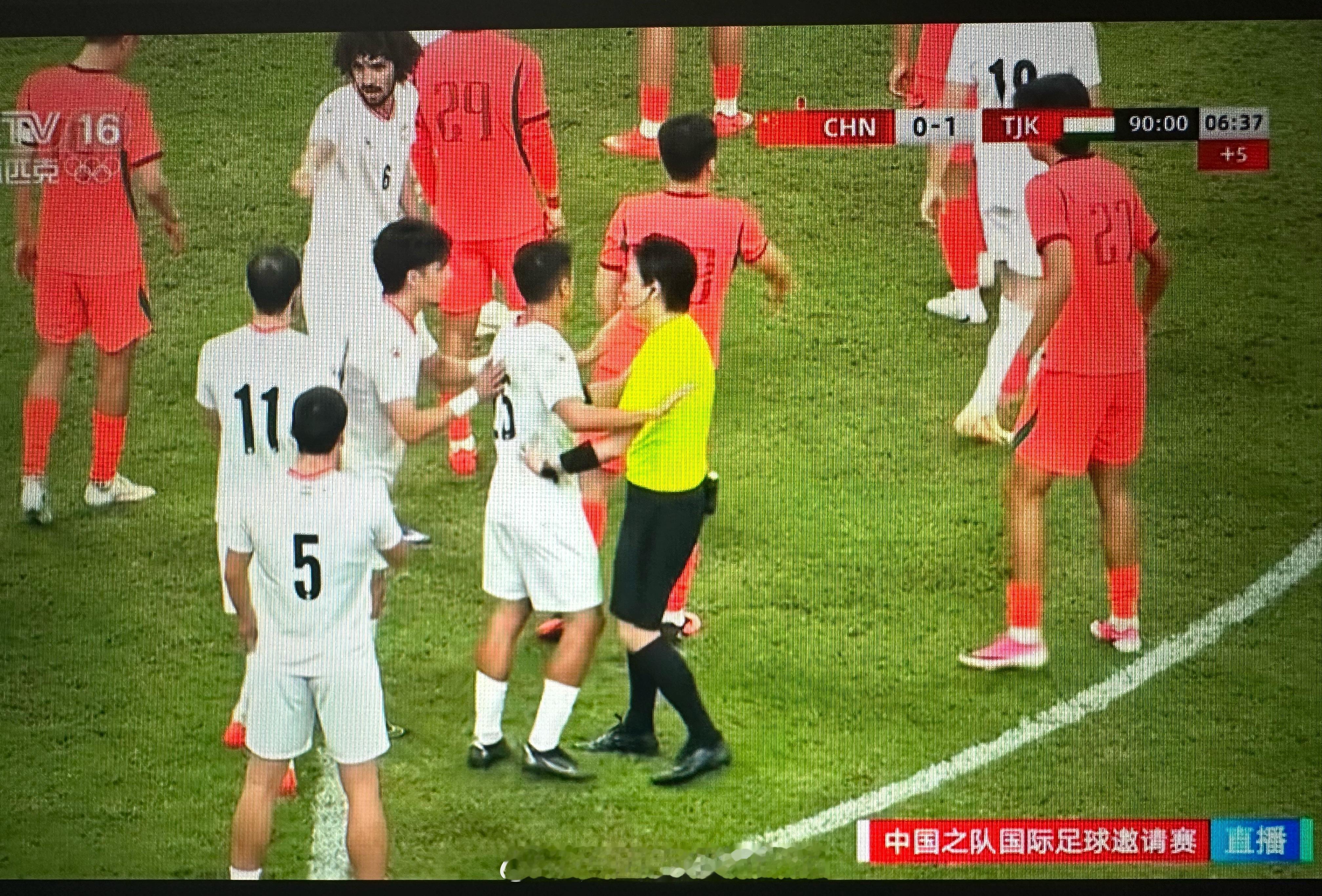 国足0:1塔吉克斯坦，历史不败金身告破……此前6次交手，国足对塔吉克斯坦 4胜2