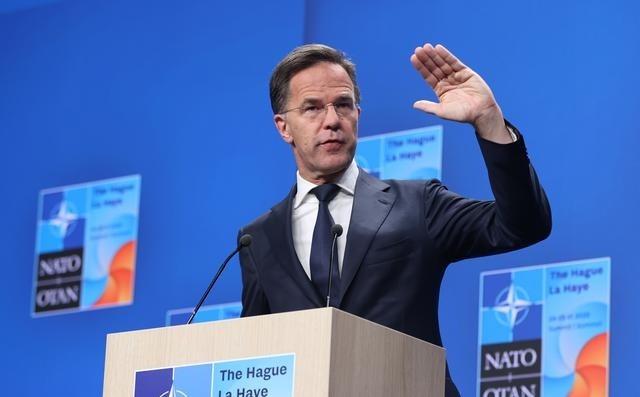 四月九号，白宫突然甩出来一个消息，把整个欧洲都炸懵了。白宫新闻秘书莱维特当着记者