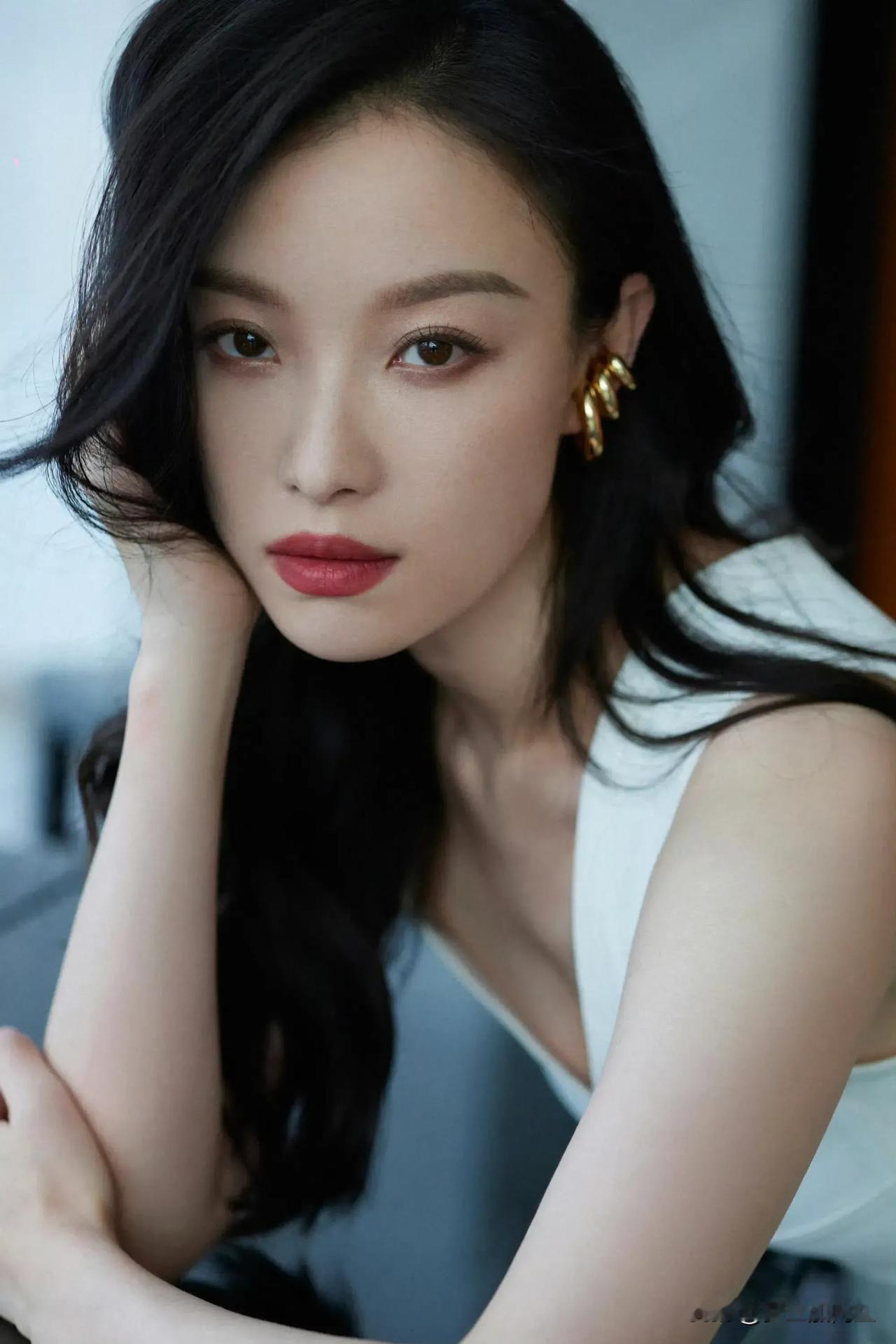镜头前的倪妮，散发着无法言喻的高级美。她的美，如同一道靓丽的风景线，舒适自然中又