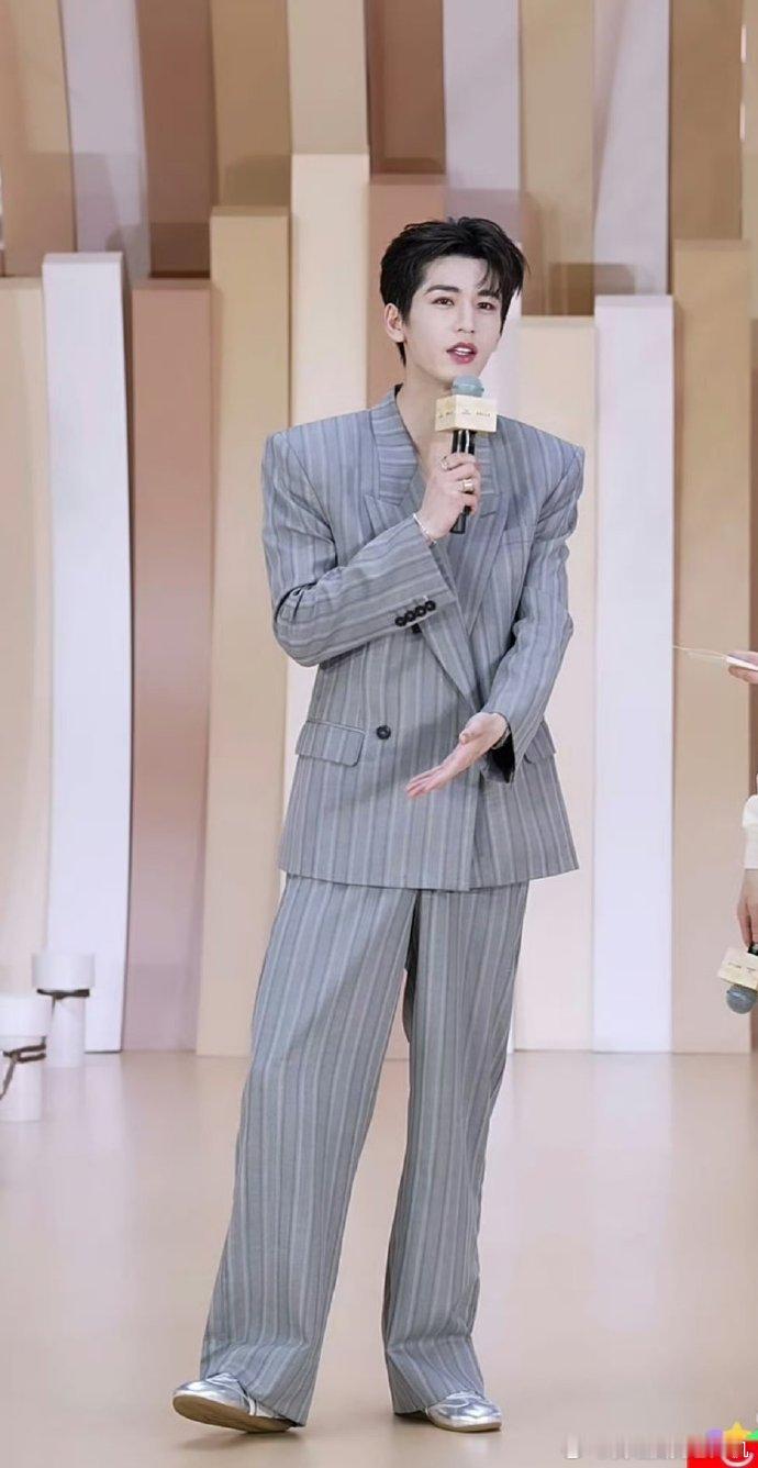 张凌赫竖条纹灰西装造型张凌赫深圳活动线下状态 张凌赫竖条纹灰西装造型，张凌赫深圳