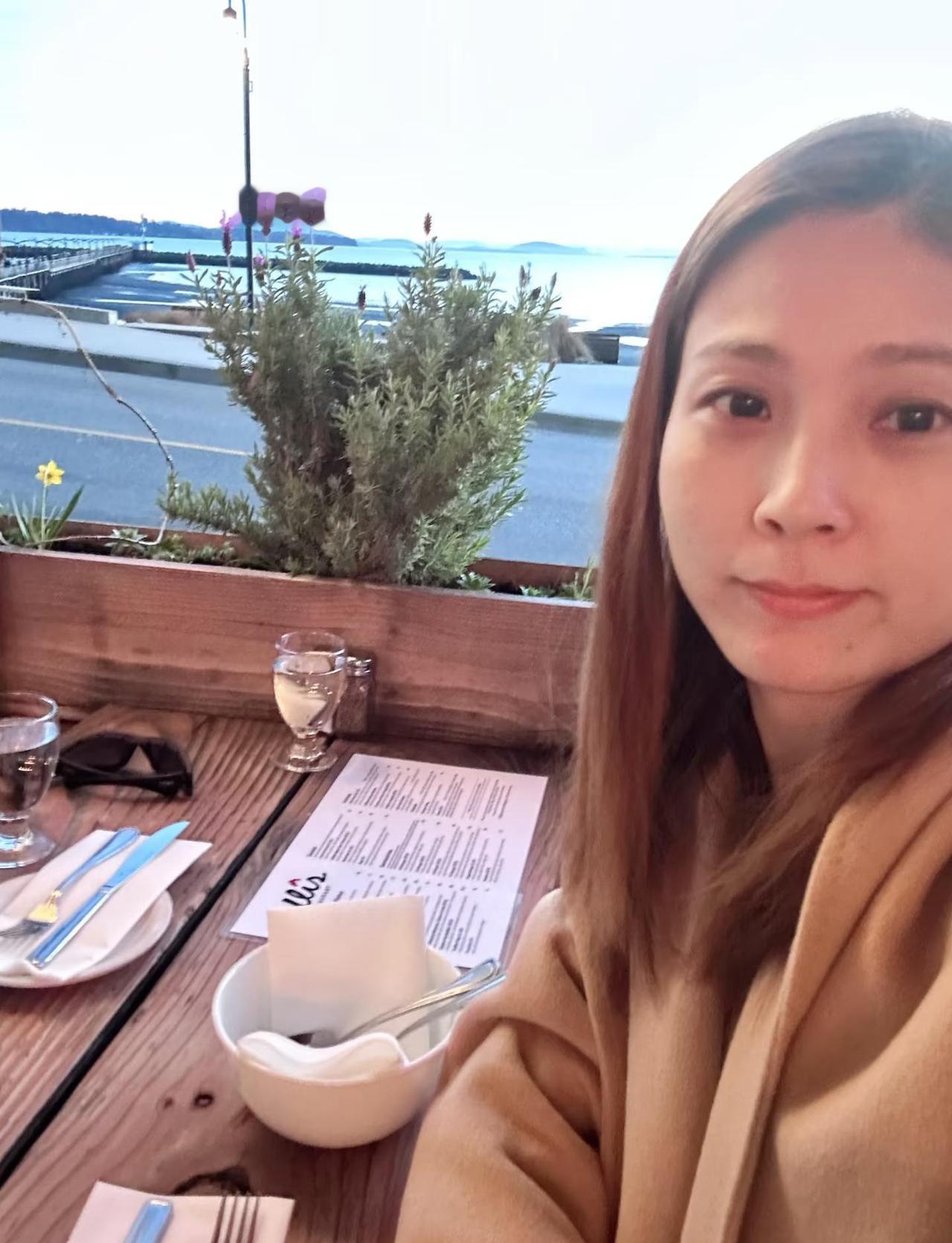 在喧嚣的世界里，悄悄养了一颗平静的心
很幸运，没有在声色犬马的世界里弄丢自己。