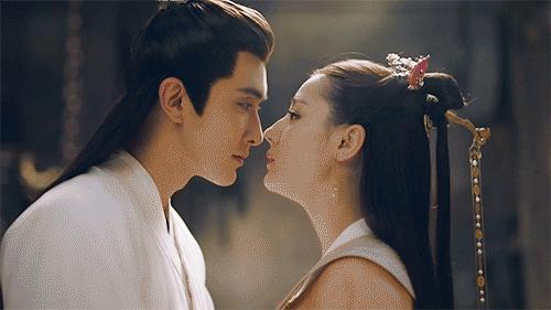 迪丽热巴造型师是闵塔鲨她年轻的时候脖子就那样，不是胖了，天生的吧？ 