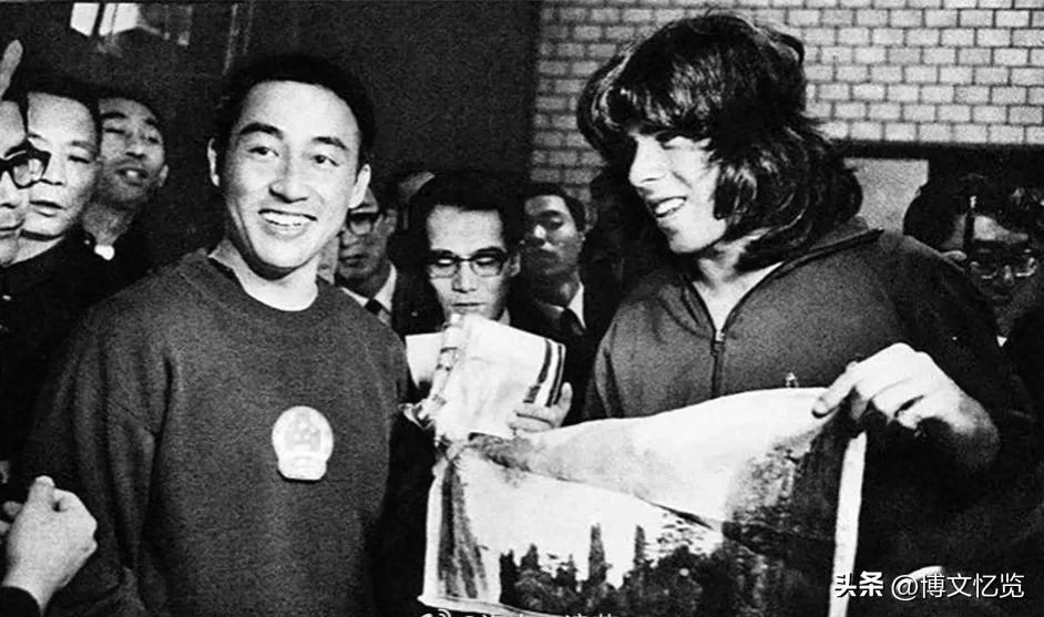 1956 年庄则栋为看日本《乒乓球训练法》电影，向看门大爷下跪得以入场，倍加珍惜