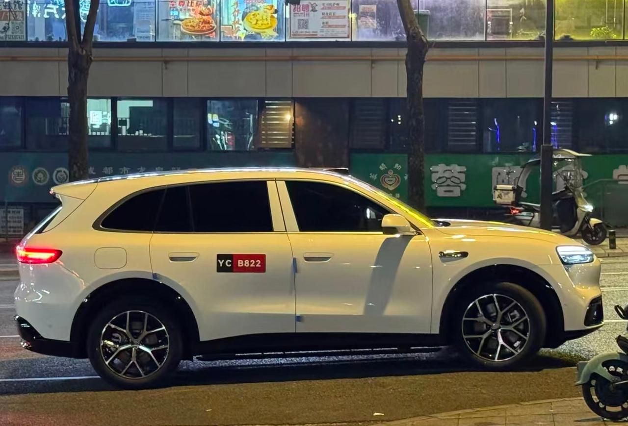 现实中的问界M6是这个样式的，黑耀套件狠重要！【来自懂车帝车友圈】