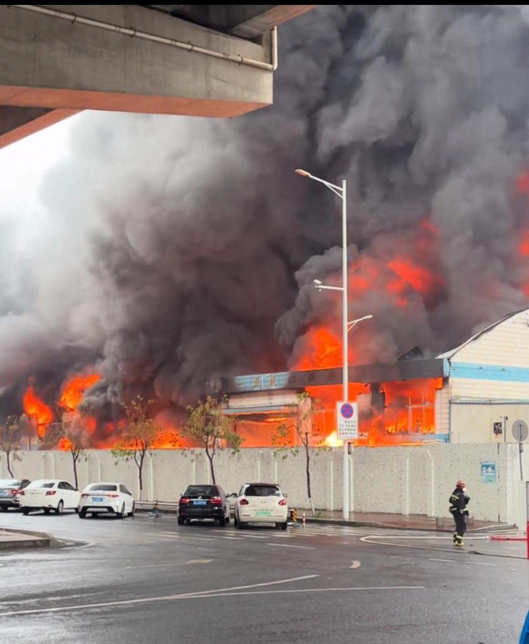 广东东莞一鞋材厂突发大火
3月21日下午，广东东莞厚街一工厂发生火情，现场火势迅