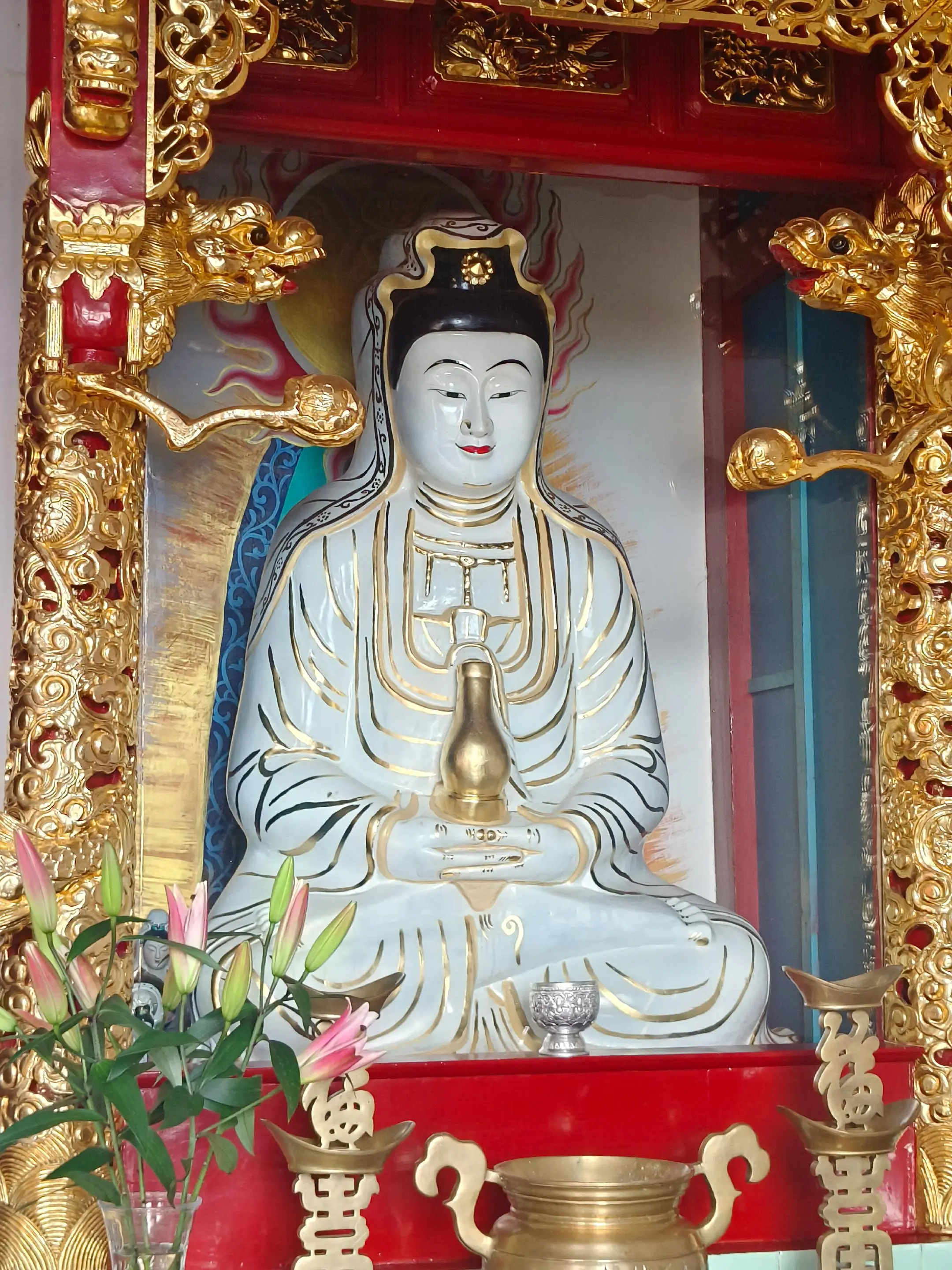 素袂描金坐玉台，净瓶持掌护尘埃。 祥龙绕阁香云起，一念慈心渡苦来。