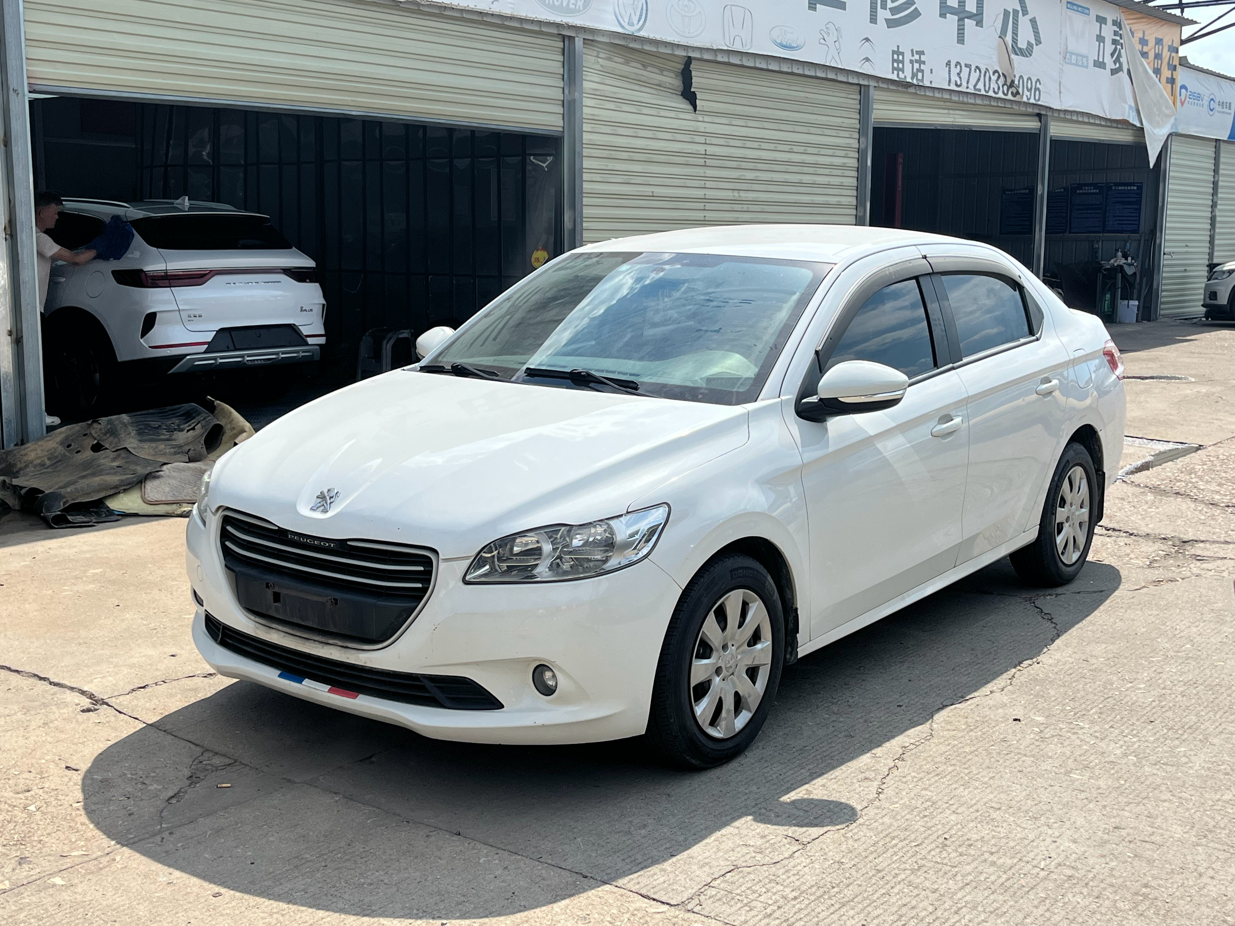 顶着大太阳又收了一辆手动挡小车——15年标致301。个人一手车，实表9.5万公里