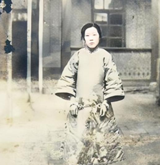1925年，24岁的青楼女子张素贞正在接客，没想到当她开始宽衣解带时，一把枪却抵