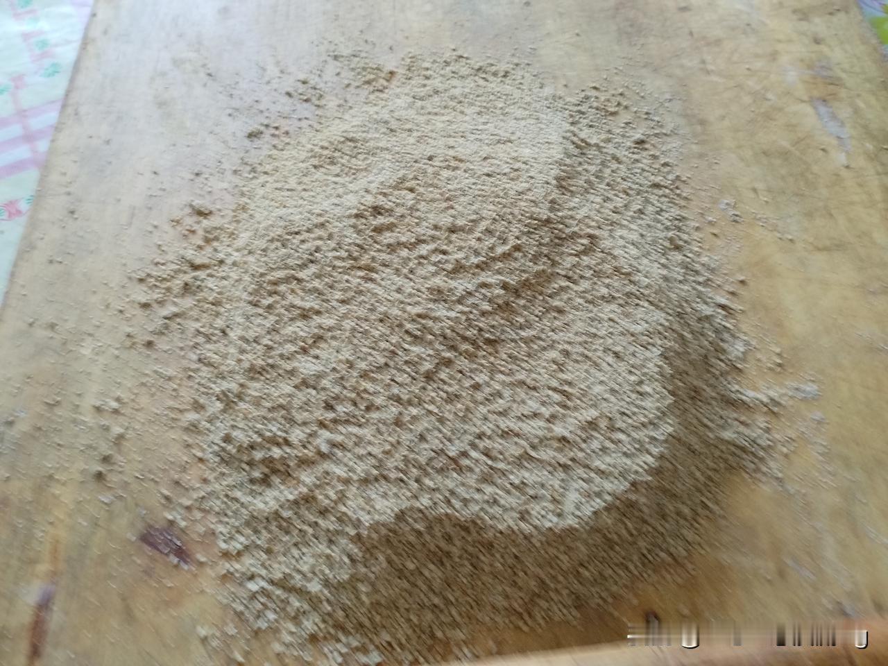 小时候我也经常吃喷香的芝麻盐，现在自己动手做上一回，满嘴里都是童年的美好回忆呀！