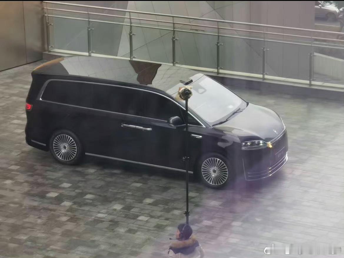 琢磨了一下，我得说首先感觉外观没有超我预期，和效果图差不多。这灯太界了，一眼就是