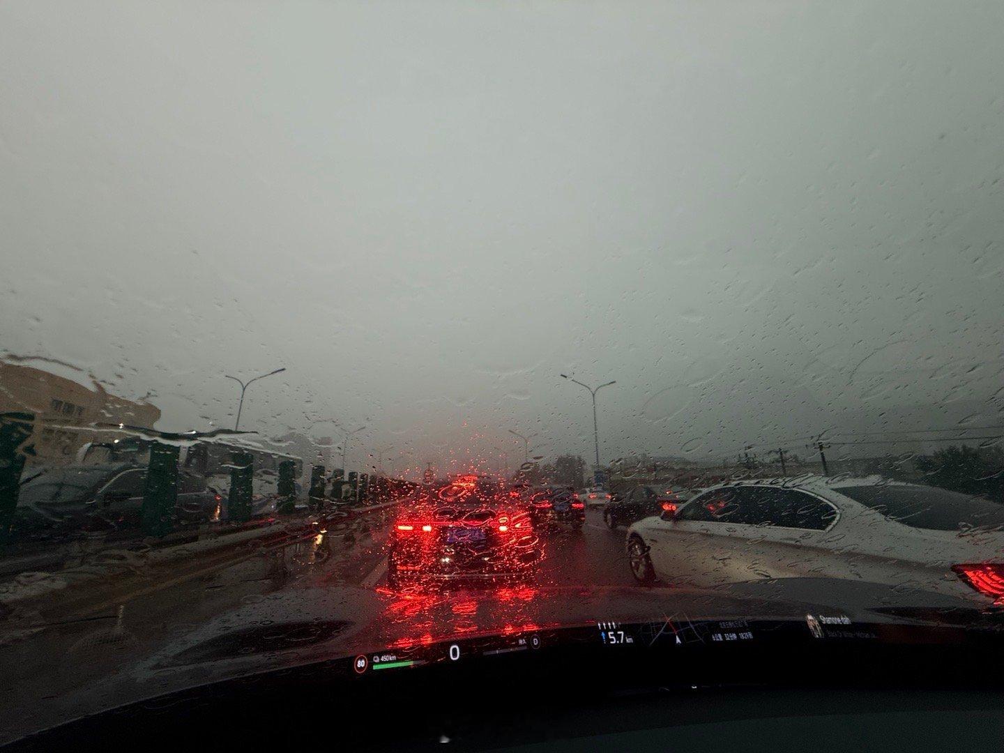 丐中丐yu7 我感觉我这个YU7提了之后北京的雨就没停过……改名叫雨7吧[允悲]