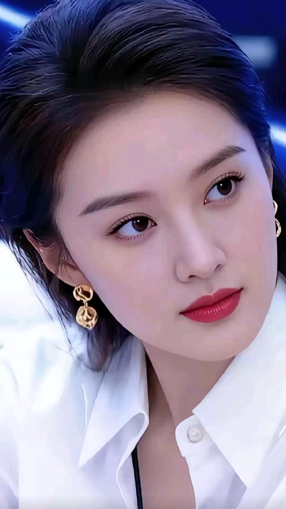 这姑娘打扮得真精致！